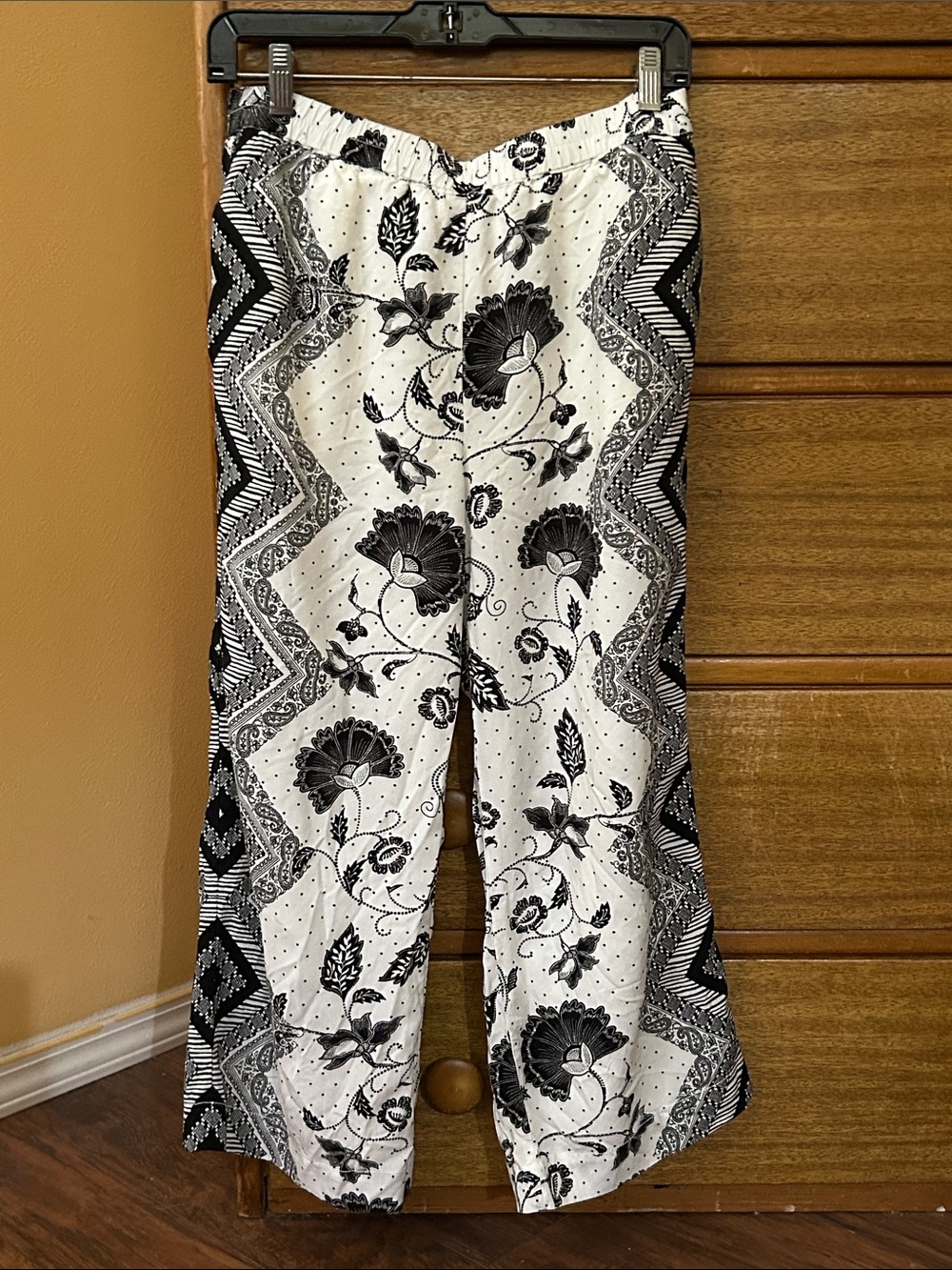 ett-wa for Anthropologie Black & White Floral Wide-Leg Pants with elastic waist